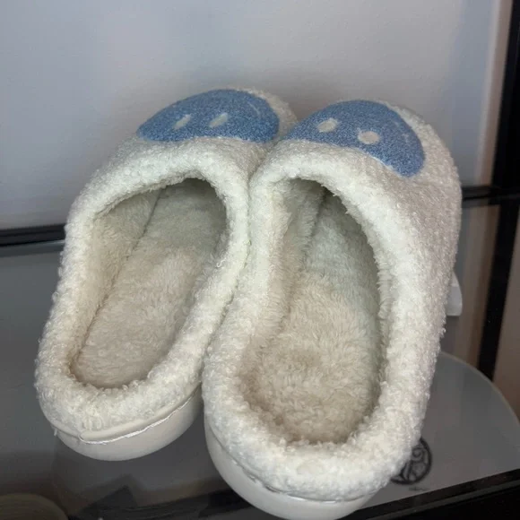 NWT Blue Happy Smiley Face Fuzzy Slippers Women's Size: 8-9 - Picture 5 of 5